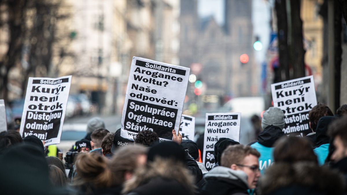 Kurýři Woltu v Praze opět protestovali, na čas omezili dopravu v centru